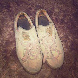 Womens size 7 light pink pumas
